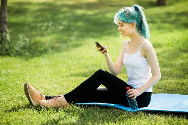 Beautiful Young Woman Sportswear Outdoors Park Phone Her Hands — Stock Photo, Image
