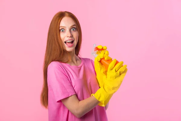 Piękna Młoda Kobieta Czerwonymi Włosami Żółtych Gumowych Rękawiczkach Różowym Tle — Zdjęcie stockowe
