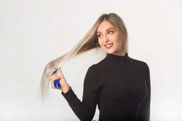 Bela Jovem Mulher Com Cabelos Longos Fundo Branco Penteia Seu — Fotografia de Stock