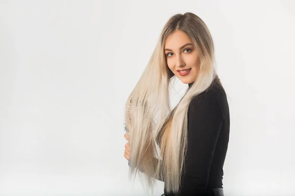 Schöne Junge Frau Mit Langen Haaren Auf Weißem Hintergrund Kämmt — Stockfoto