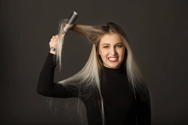 Siyah Arka Planda Uzun Saçlı Güzel Genç Bir Kadın Saçını — Stok fotoğraf