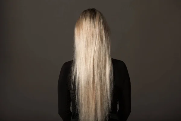 Młoda Kobieta Długimi Siwymi Włosami Czarnym Tle — Zdjęcie stockowe