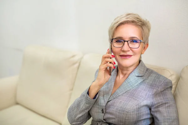 Femme Adulte Costume Assis Sur Canapé Avec Téléphone Main — Photo