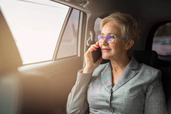 Mujer Adulta Traje Con Teléfono Mano Coche — Foto de Stock