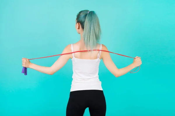 Hermosa Joven Delgada Mujer Ropa Deportiva Sobre Fondo Azul Con — Foto de Stock