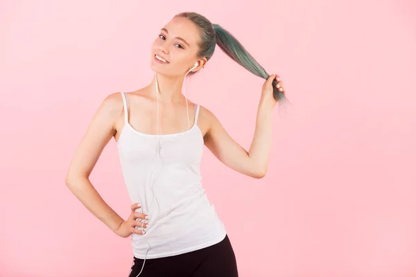 Hermosa Joven Delgada Mujer Ropa Deportiva Sobre Fondo Rosa Escucha — Foto de Stock