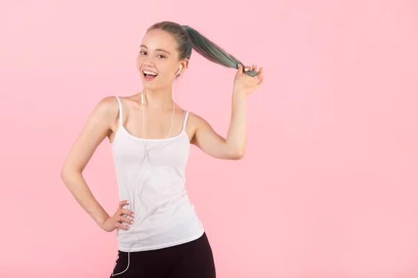 Hermosa Joven Delgada Mujer Ropa Deportiva Sobre Fondo Rosa Escucha — Foto de Stock