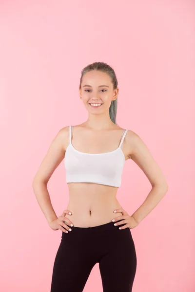 Bela Jovem Magro Mulher Sportswear Fundo Rosa — Fotografia de Stock