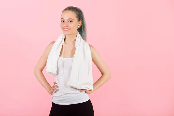 Hermosa Joven Delgada Mujer Ropa Deportiva Sobre Fondo Rosa Escucha — Foto de Stock