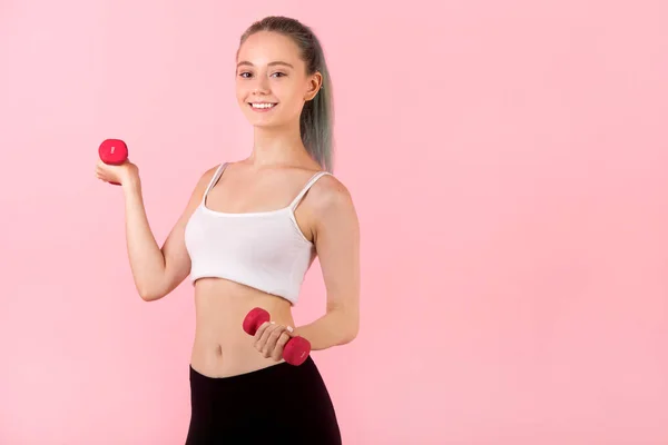 Hermosa Joven Con Mancuernas Las Manos Sobre Fondo Rosa — Foto de Stock