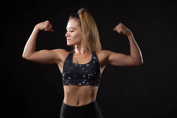 Hermosa Joven Con Una Figura Atlética Sobre Fondo Negro — Foto de Stock