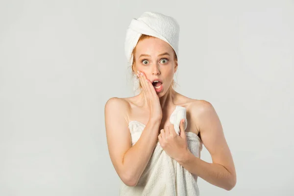 怖い顔をした白いタオルを着た美しい若い女性 — ストック写真