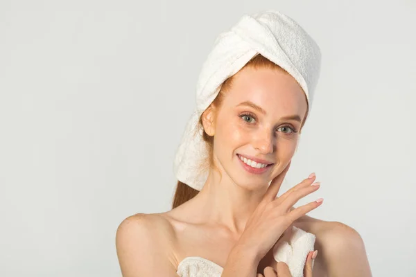 Wanita Muda Yang Cantik Dengan Handuk Putih — Stok Foto