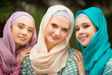 Yazın parkta Müslüman elbiseli üç güzel genç kadın.