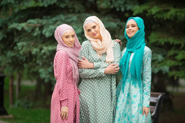 Drei Schöne Junge Frauen Muslimischen Kleidern — Stockfoto