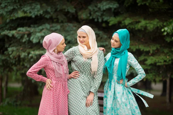 Tiga Wanita Muda Yang Cantik Dalam Pakaian Muslim — Stok Foto