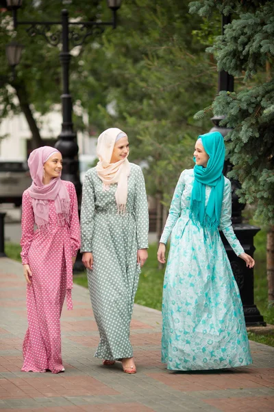 Vestidos musulmanes fotos de stock, imágenes de sin royalties | Depositphotos