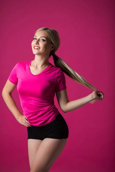 Όμορφη Νεαρή Γυναίκα Αθλητικό Ντύσιμο Ροζ Φόντο — Φωτογραφία Αρχείου