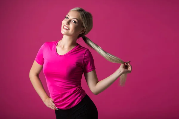 Schöne Junge Frau Sportbekleidung Auf Rosa Hintergrund — Stockfoto