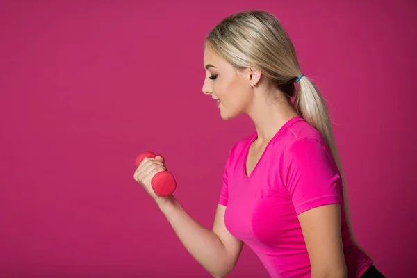 Hermosa Joven Ropa Deportiva Sobre Fondo Rosa Con Mancuerna — Foto de Stock