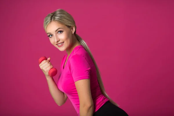 Hermosa Joven Ropa Deportiva Sobre Fondo Rosa Con Mancuerna — Foto de Stock