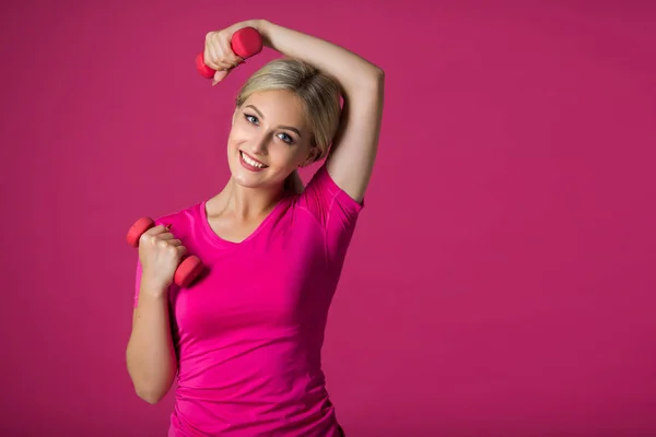 Hermosa Joven Ropa Deportiva Sobre Fondo Rosa Con Mancuerna — Foto de Stock