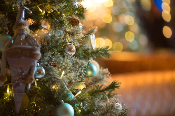 Schöner Eleganter Weihnachtsbaum Mit Dekorationen — Stockfoto