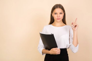 Bej arka planda güzel genç bir kadın.