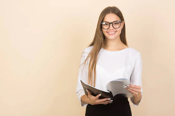 Hermosa Joven Gafas Sobre Fondo Beige Con Una Carpeta Sus — Foto de Stock