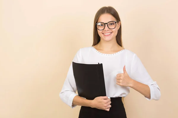 Hermosa Joven Gafas Sobre Fondo Beige Con Una Carpeta Sus — Foto de Stock