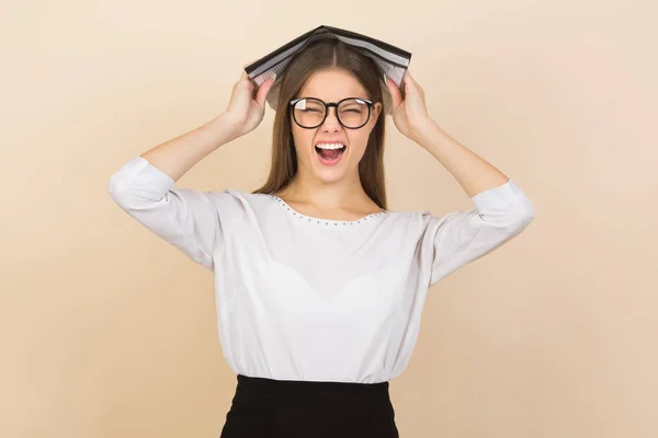 Hermosa Mujer Joven Gafas Sobre Fondo Beige — Foto de Stock