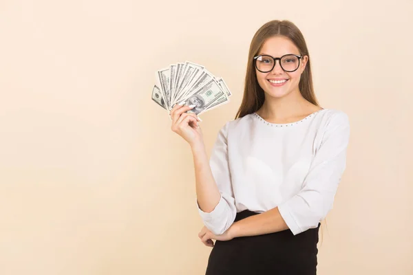 Hermosa Mujer Joven Gafas Sobre Fondo Beige Con Dólares Las —  Fotos de Stock