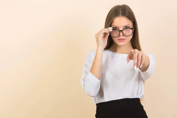 Hermosa Joven Sobre Fondo Beige — Foto de Stock