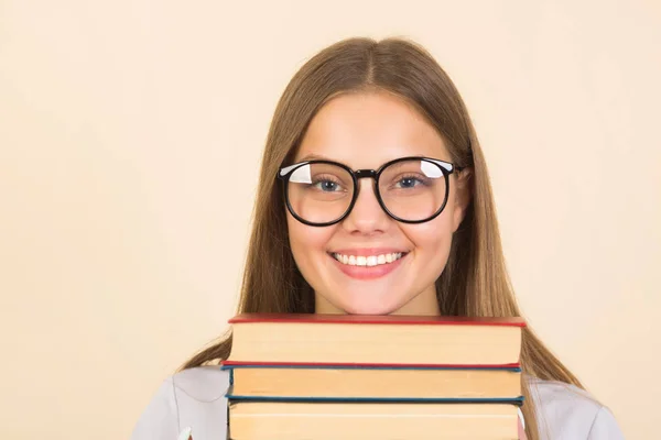 Bela Jovem Mulher Óculos Com Livros Suas Mãos — Fotografia de Stock