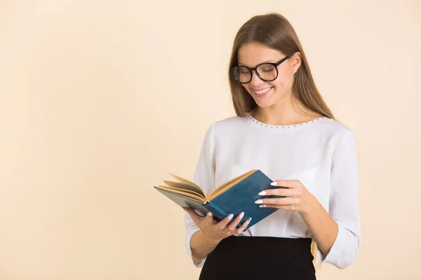 Schöne Junge Frau Mit Brille Und Einem Buch Der Hand — Stockfoto