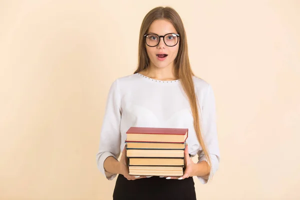 Gyönyörű Fiatal Szemüvegben Könyvekkel Kezében — Stock Fotó