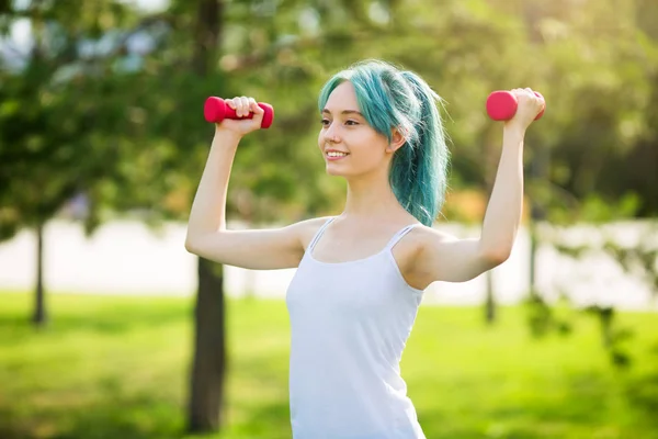 Hermosa Joven Entra Para Los Deportes Con Mancuernas Verano Parque — Foto de Stock