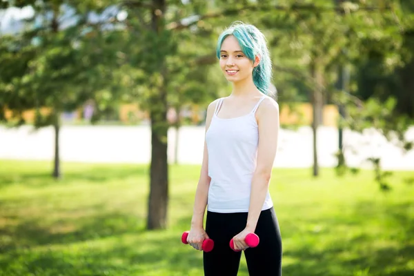 Hermosa Joven Entra Para Los Deportes Con Mancuernas Verano Parque — Foto de Stock