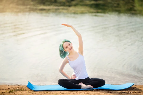 Schöne Junge Frau Praktiziert Yoga Der Nähe Des Sees — Stockfoto