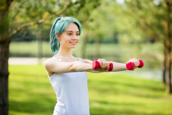 Hermosa Joven Entra Para Los Deportes Con Mancuernas Verano Parque — Foto de Stock