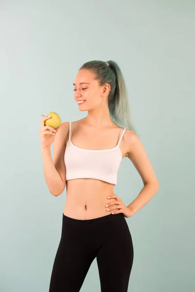 Schöne Schlanke Junge Frau Sportbekleidung Mit Einem Apfel Der Hand — Stockfoto
