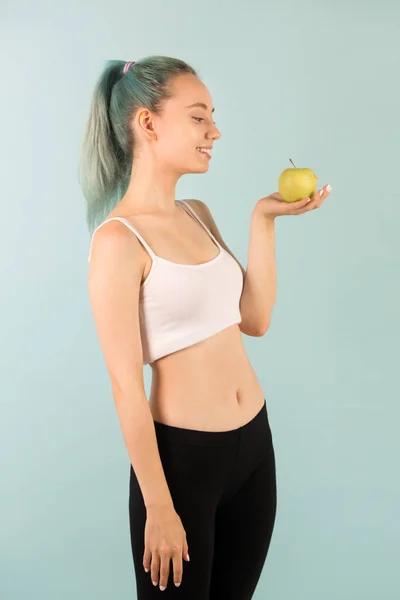 Schöne Schlanke Junge Frau Sportbekleidung Mit Einem Apfel Der Hand — Stockfoto