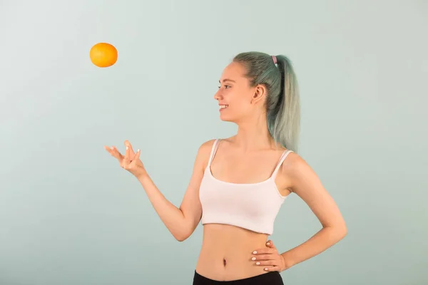 Hermosa Mujer Joven Delgada Ropa Deportiva Con Una Naranja Mano — Foto de Stock