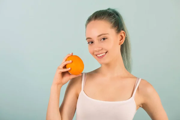 Bela Jovem Magro Sportswear Com Uma Laranja Mão — Fotografia de Stock