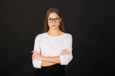 Güzel genç kadın gözlük siyah bir zemin üzerine