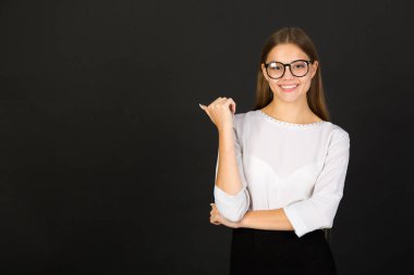 Güzel genç kadın gözlük siyah bir zemin üzerine