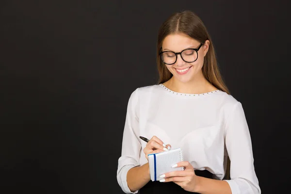 Hermosa Joven Gafas Sobre Fondo Negro Con Cuaderno — Foto de Stock