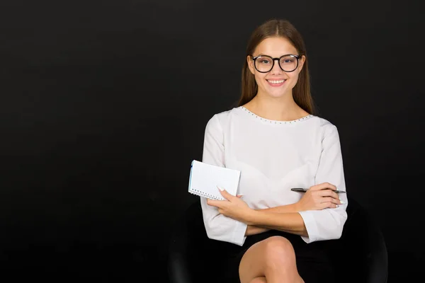 Hermosa Joven Gafas Sobre Fondo Negro Con Cuaderno — Foto de Stock