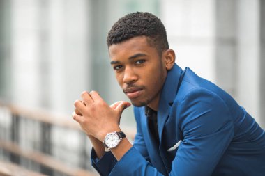 Mavi ceketli yakışıklı bir Afrikalı.