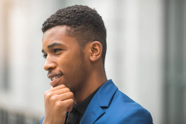 Stilig Ung Afrikansk Man Blå Jacka — Stockfoto